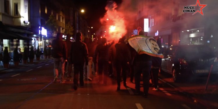 Köln’de gençlerden sivil itaatsizlik eylemi