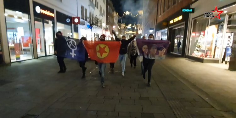 Düsseldorf’ta gençler PKK’nin 43’ncü yılını yürüyüş ile kutladı