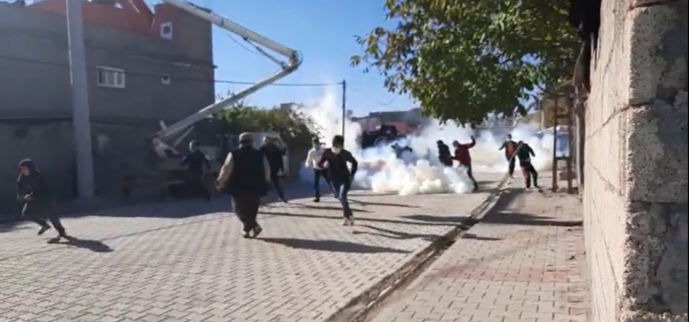 Mêrdîn’de işgalci polis halka saldırdı