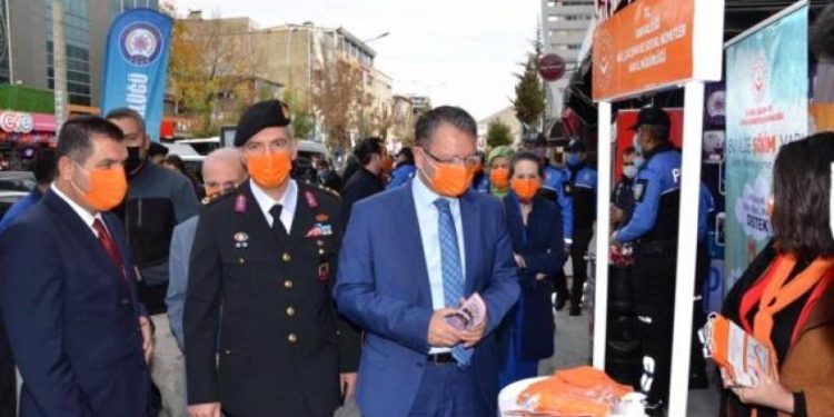 Kadınlara ‘pandemi’ yasağı, polislere stant açma izni