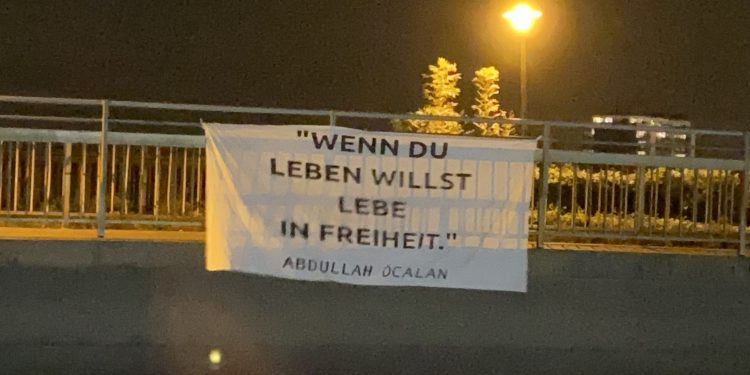 Freiburg’da gençlerden pankart eylemi