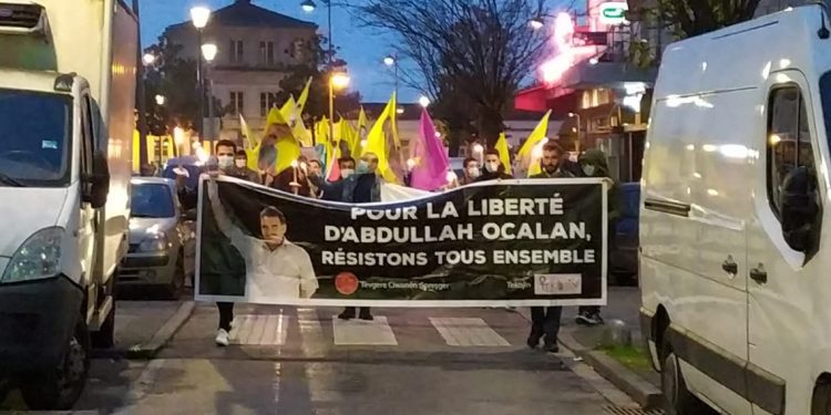 Paris’te gençlerden “Öcalan’a Özgürlük” eylemi