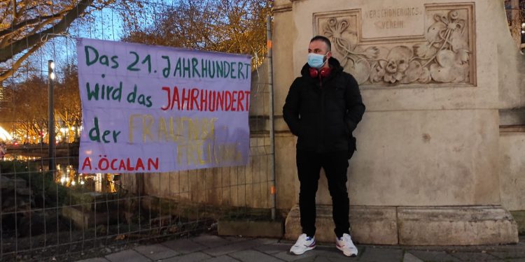 Düsseldorf’ta gençlerden pankart eylemi