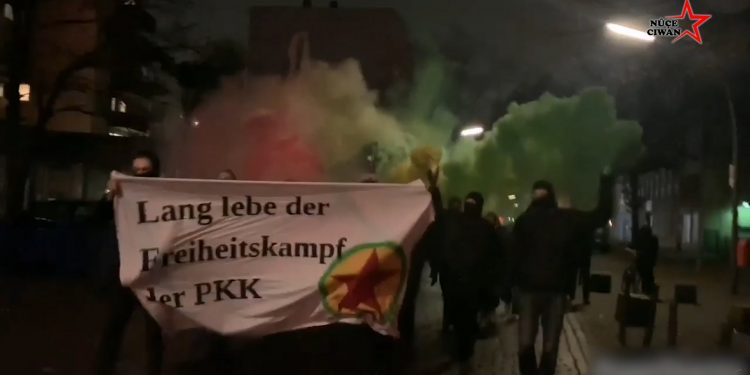 Berlin’de gençler PKK eylemiyle karanlığı aydınlattı