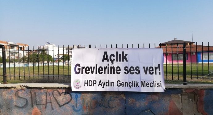 Gençlik meclisi açlık grevlerine destek amaçlı pankart astı
