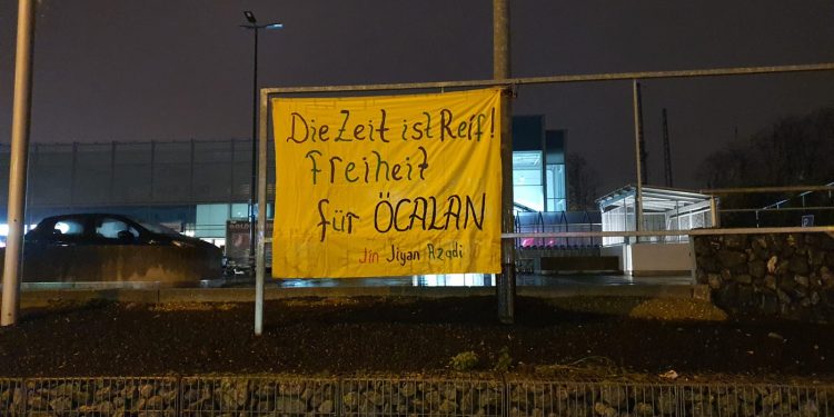 Almanya’da “Öcalan’a Özgürlük” kapsamında pankart ve afişlemeler sürüyor