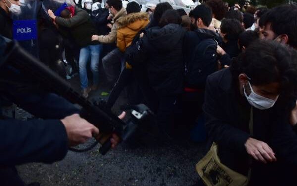 Boğaziçi öğrencilerinin kayyum rektör protestosuna polis saldırdı – YENİLENDİ