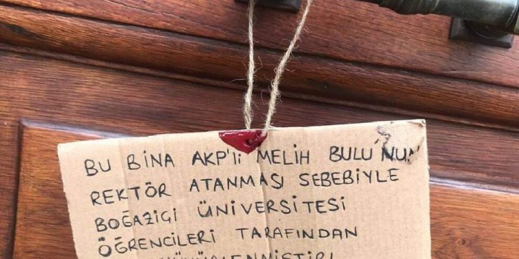 Boğaziçi öğrencileri rektörlük binasını mühürledi