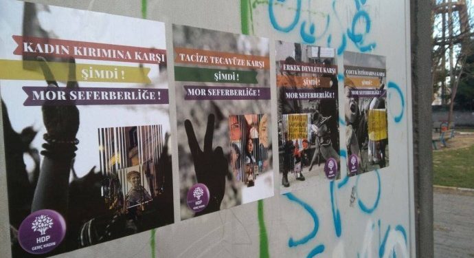 Genç kadınlar kadın kırımına ve tecavüze karşı afiş astı