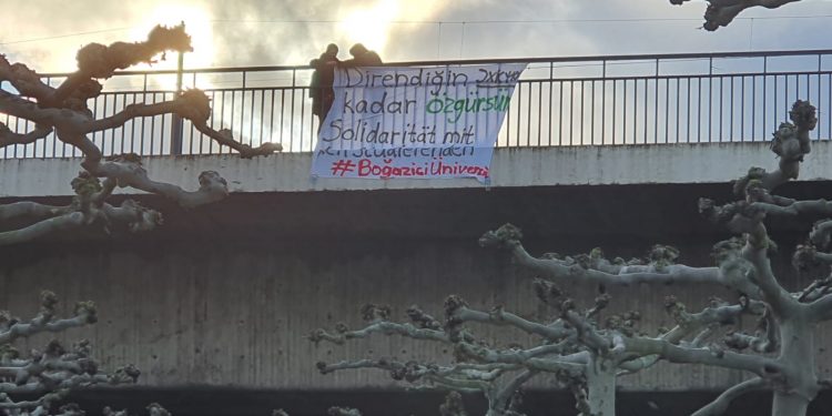 Düsseldorf gençliğinden Boğaziçine pankartlı destek