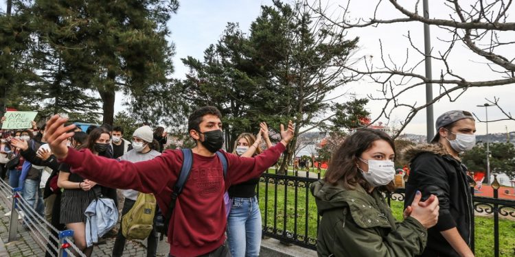 Polis Boğaziçi’ni ablukaya aldı: Öğrenciler eylemlerinde kararlı