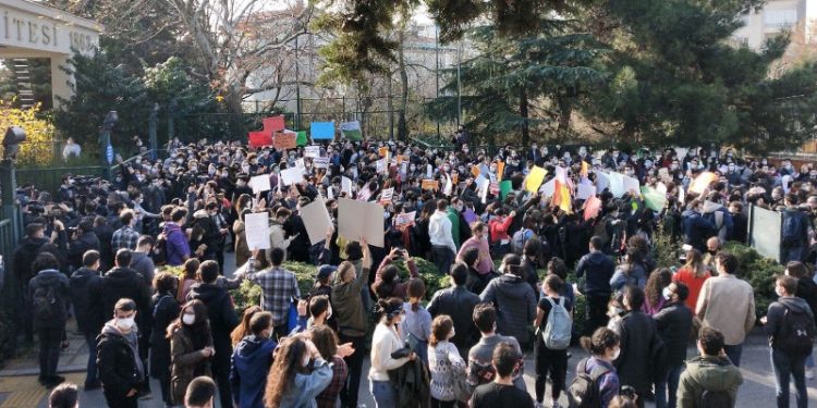 Boğaziçi öğrencilerinin kayyum rektör protestosuna polis saldırdı – YENİLENDİ