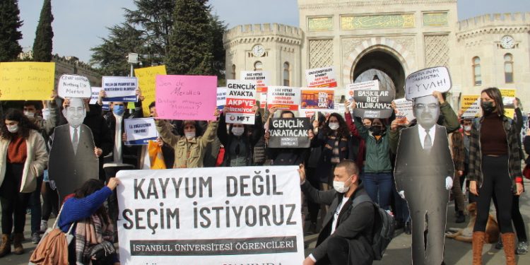 İstanbul Üniversitesi öğrencileri: Polis defol üniversiteler bizimdir