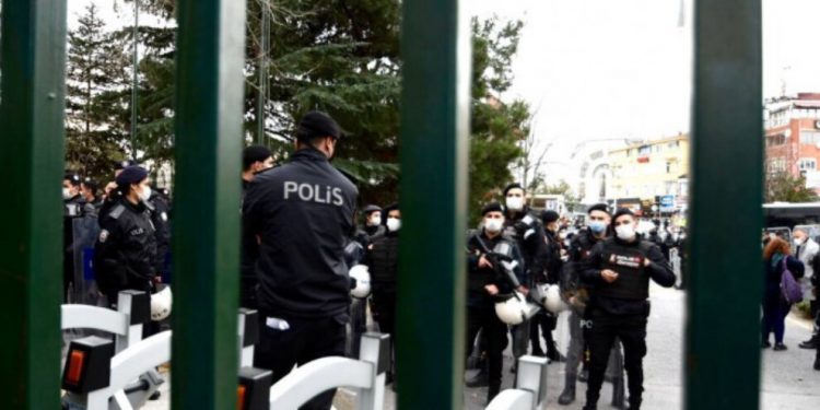 Faşist TC polisi Boğaziçi öğrencilerine saldırdı; en az 100 gözaltı – YENİLENDİ