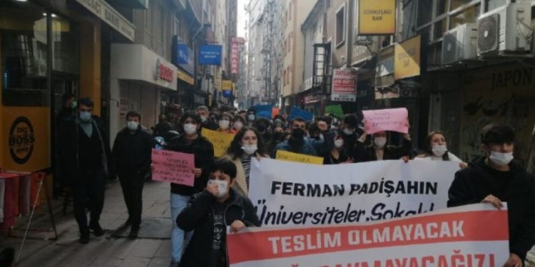 Hopa’da Boğaziçi direnişi için yürüyüş; kelepçeleri söküp atacağız!