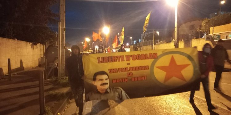 Marsilya’da gençler komploya karşı alanlarda