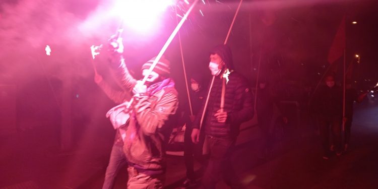 Marsilya’da gençler komploya karşı alanlarda