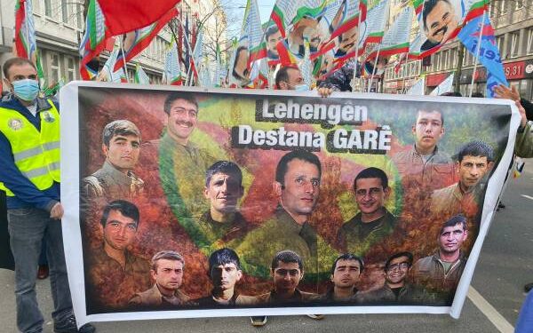 Düsseldorf’da yapılan oturma eylemi merkezi yürüyüş ile sona erdi