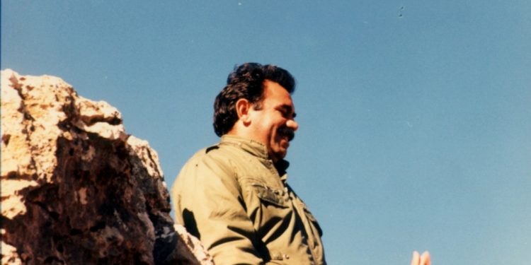 Önder Apo Rusya’ya gitti Rusya Parlamentosu tarafından kabul edilmesine rağmen Rusya Hükümeti siyasi sığınma başvurusunu redetti. 12 Kasım 1998’de Roma’ya döndü.