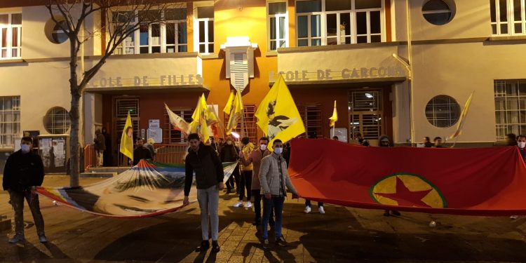 Marsilya’da gençler komploya karşı alanlarda