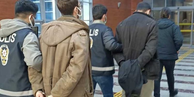 Tutuklu Boğaziçi öğrencisinin mektubunu dağıtan iki öğrenciye ev hapsi verildi