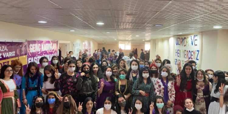 Genç kadınlar 8 Mart vesilesiyle Mêrdîn’de buluşma düzenledi