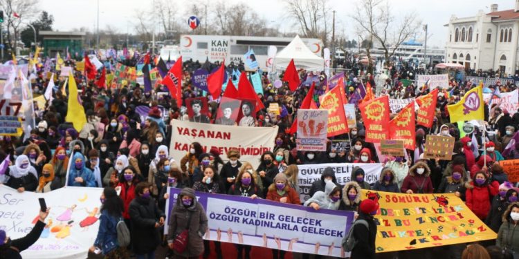 Kadınlar İstanbulda buluştu: Son yılların en büyük buluşması