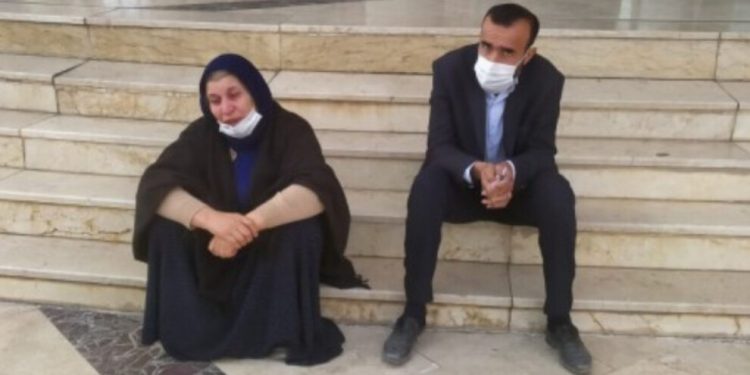 Emine Şenyaşar “adalet” talebiyle 2. günde Riha adliyesi önünde