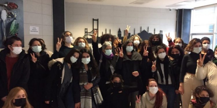 Cumhurbaşkanına hakaret iddiasıyla gözaltındaki kadınlara çıplak arama dayatıldı