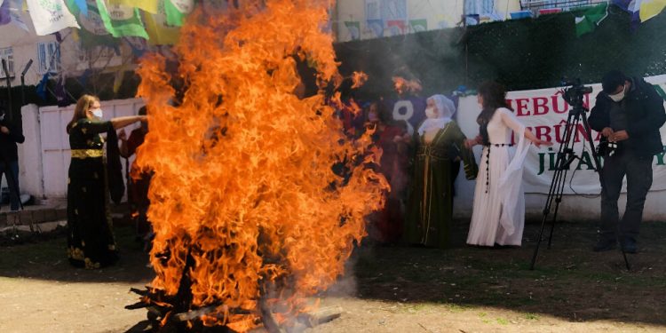 İlk Newroz ateşi Amed’de yakıldı