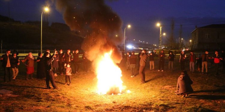 İstanbul’da Newroz ateşi yakıldı