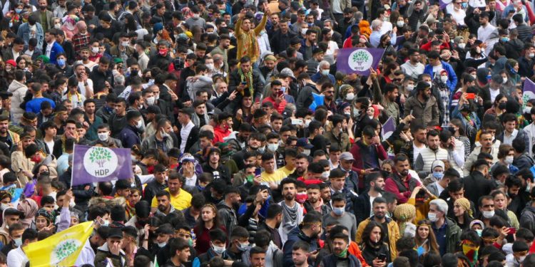 Amed’de yüz binler haykırıyor; “Bijî serok Apo”