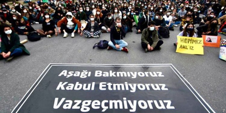 Boğaziçililer “Arkadaşlarımız yoksa biz de yokuz” diyerek ders boykotuna başladı