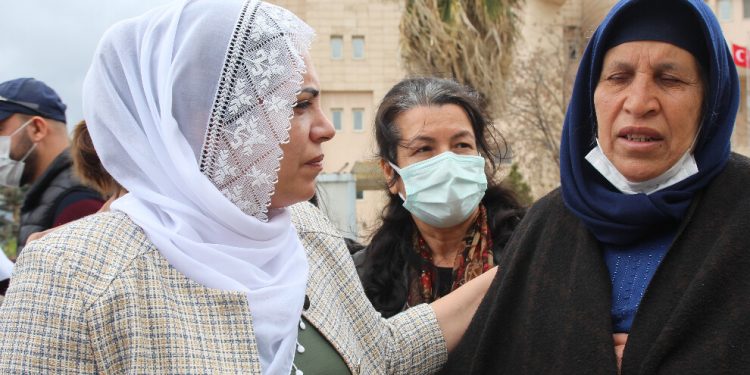 TJA aktivistleri anne Emine Şenyaşar’ı ziyaret etti