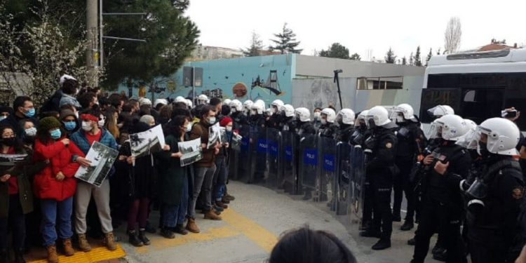 Boğaziçi direnişinde 12 öğrenci gözaltına alındı