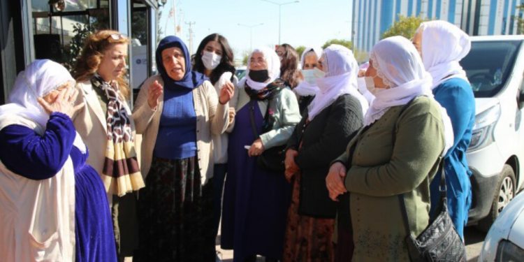 Barış Anneleri, anne Emine Şenyaşar’ı ziyaret etti