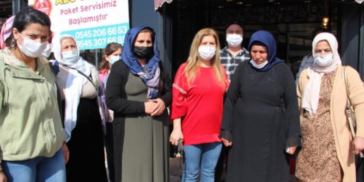 Gençler ve kadınlar eylemin 23’üncü gününde anne Emine Şenyaşar’ı ziyaret etti