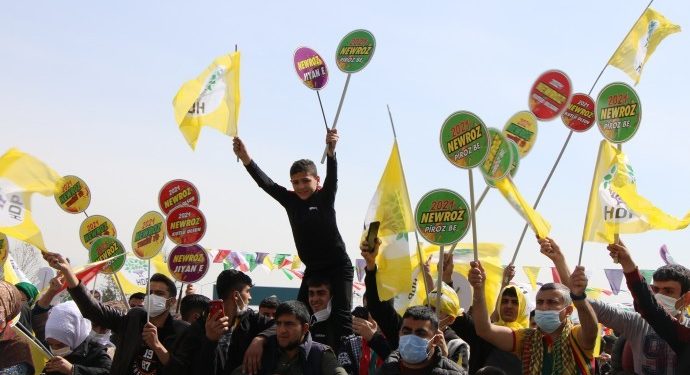Êlih’de halk Newroz alnında haykırıyor; “Bijî Serok Apo”