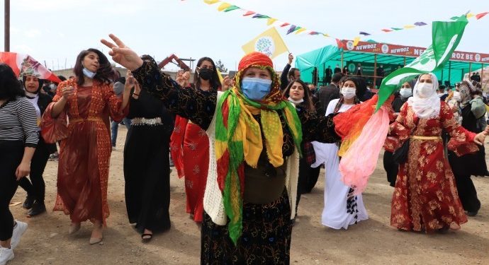 Sêrt’de halk Newroz alanını dolduruyor!