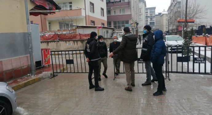 HDP binasına halkın girişi işgalci polis tarafından engelleniyor