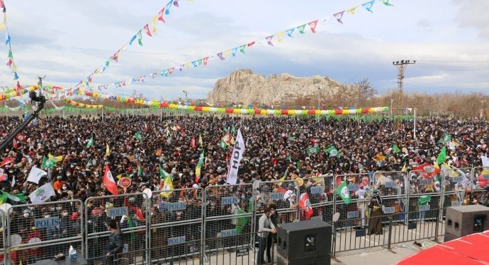 Wan halkı alanlarda haykırıyor; “Bijî Serok Apo”