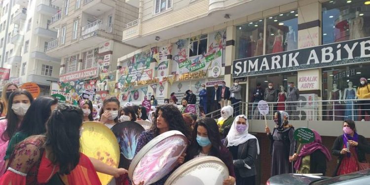 Dünya Emekçi Kadınlar Günü – Mêrdîn ve Şirnex’de büyük coşku