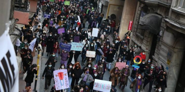 Kadınlar ‘Feminist Gece Yürüyüşü’ için alanlarda