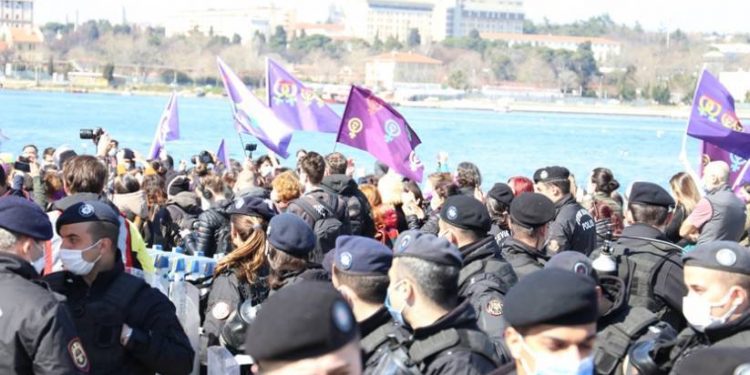 İstanbul Sözleşmesi için buluşan kadınlar barikatları aştı – YENİLENDİ