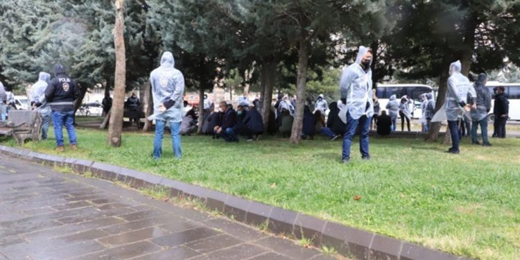 Amed’de tecrite karşı oturma eylemi