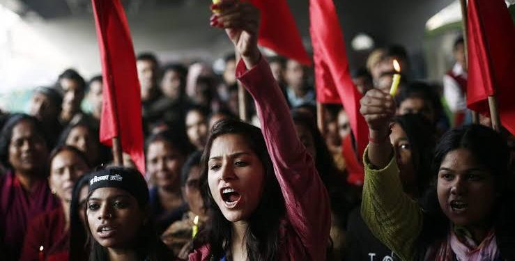 Hindistan’da bir erkek 17 yaşındaki kızını kafasını keserek katletti