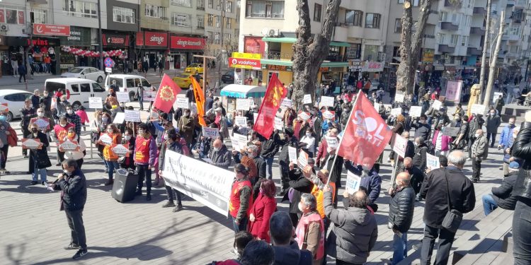 Eskişehir’de halk AKP’yi protesto etti: Bizi bu virüs değil. Sizin düzeniniz öldürür!