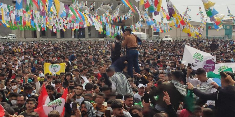 Mêrdîn halkı Newroz’da haykırdı; “Bijî Serok Apo”