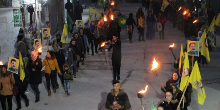 Heleb’de genç kadınlar 8 Mart vesilesiyle sokaklara çıktı