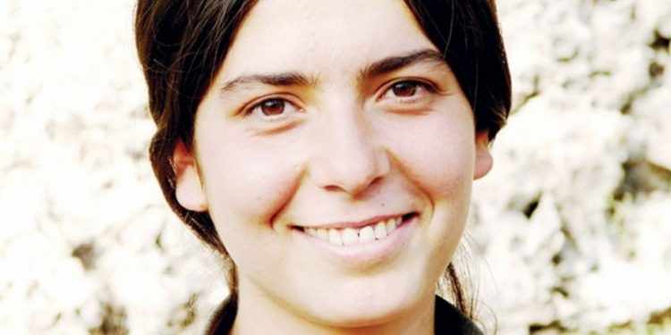 “5 yiğit sere serpe uzanmış”